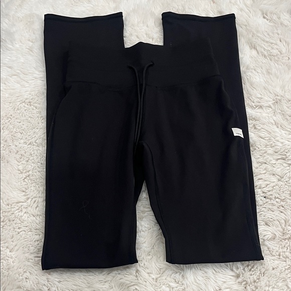 Vuori Flare Black Leggings With Stylish Slit - Picture 4 of 6